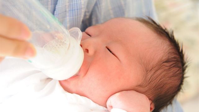 哺乳瓶でミルクを飲む赤ちゃんの写真