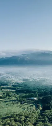 山々に囲まれた採水地