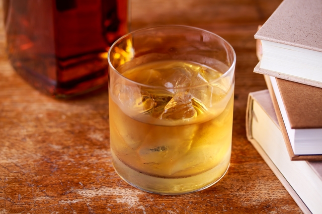 チェイサーとお酒で楽しく。おいしいお水を飲んで二日酔いを回避?