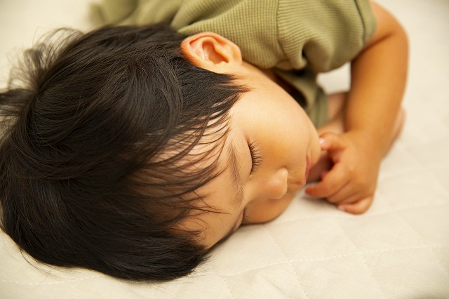 寝ている幼児の画像