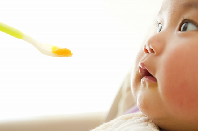 離乳食を食べる赤ちゃんの画像