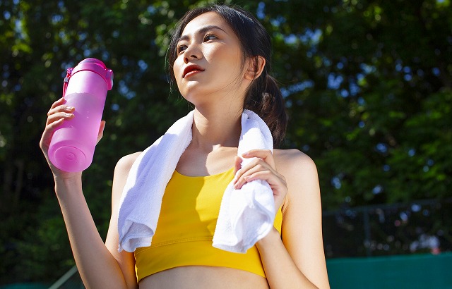 運動中に水を飲む女性の画像