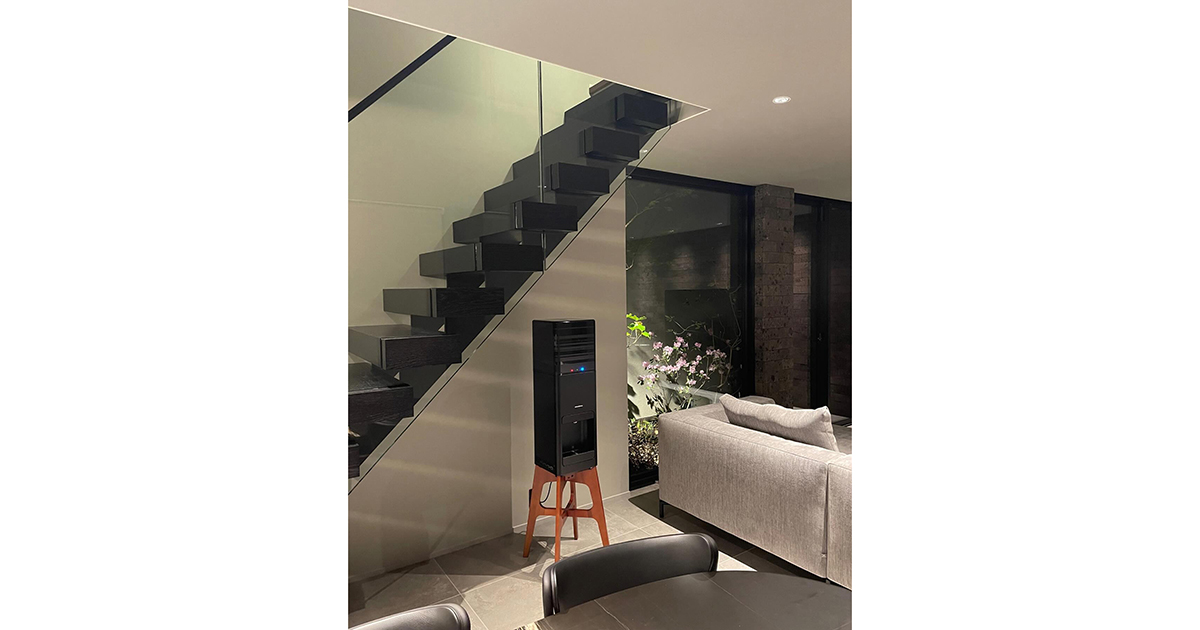 観葉植物に囲まれた部屋の画像