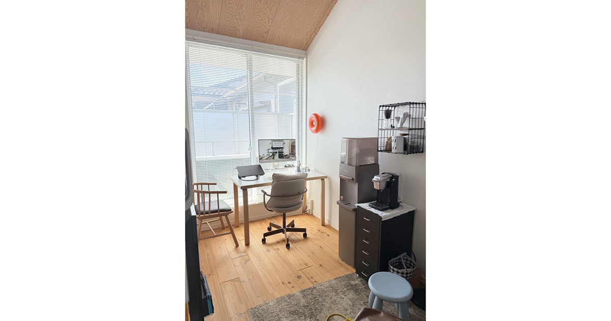 北欧風のナチュラルカラーのリビングの画像