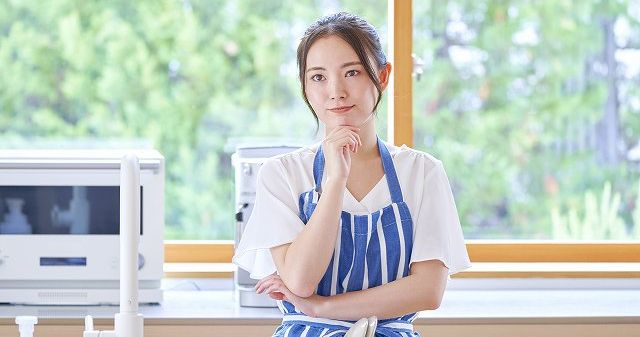 悩んでいる主婦の画像