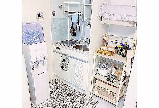 白を基調とした清潔感のあるキッチンの画像