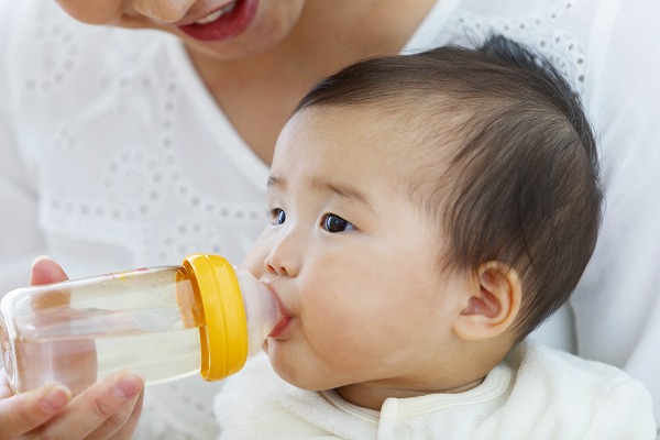 赤ちゃんに水道水を飲ませるのは危険？安全性やいつから飲めるかも解説