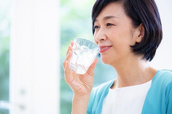 水分補給をする高齢者の女性の画像