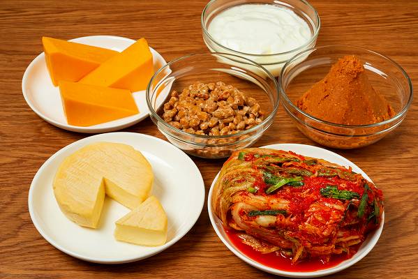 チーズや納豆、味噌、キムチ等の発酵食品の画像