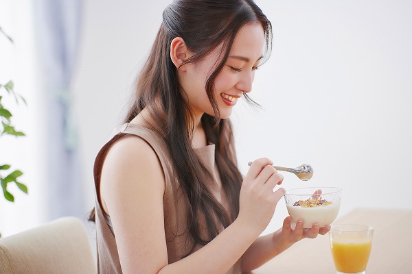 ヨーグルトを食べる女性の画像