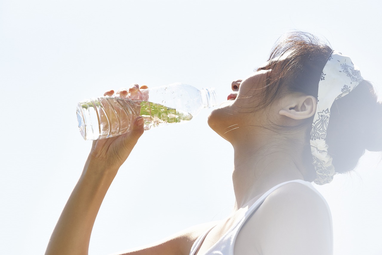 お水をを飲む女性の画像