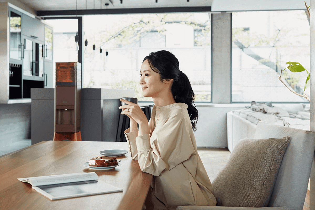休憩でコーヒーを飲む女性の画像