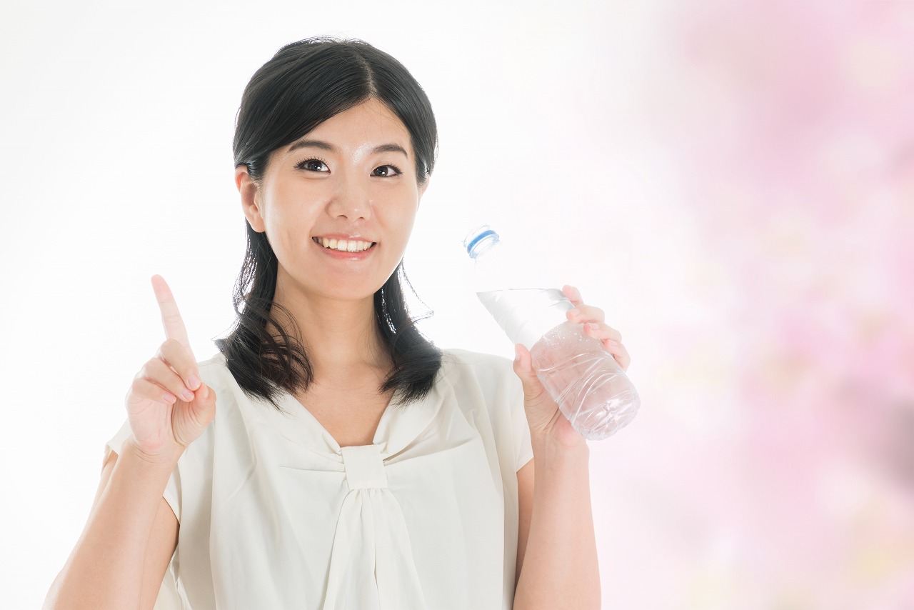 水を飲む女性の画像