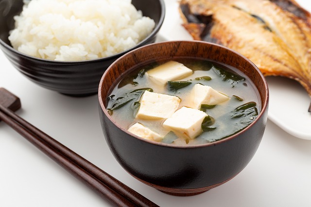 わかめとお豆腐のお味噌汁の画像