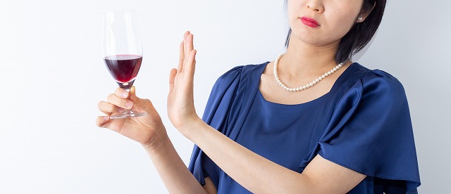 アルコールを避ける女性の画像