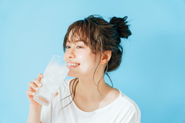 炭酸水を飲む女性の画像