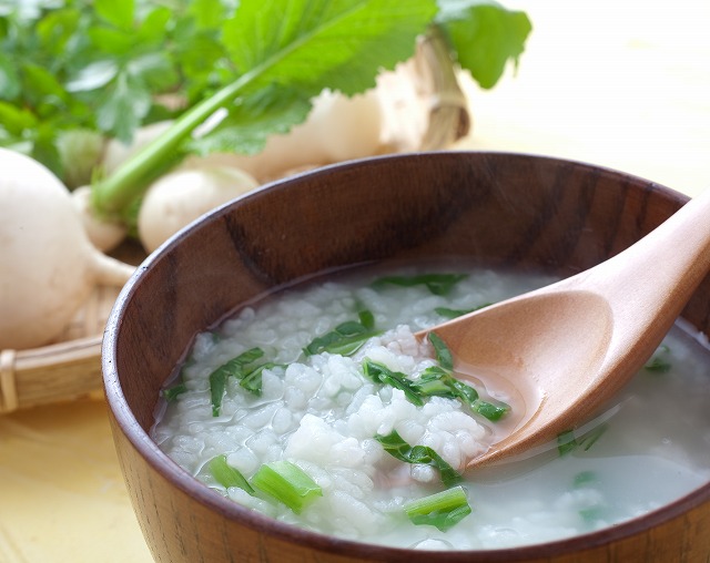 ミニチュア　春の七草の植え込みと七草粥 1月7日は春の七草 実物と名前一致する？七草粥の作り方 - そらくら