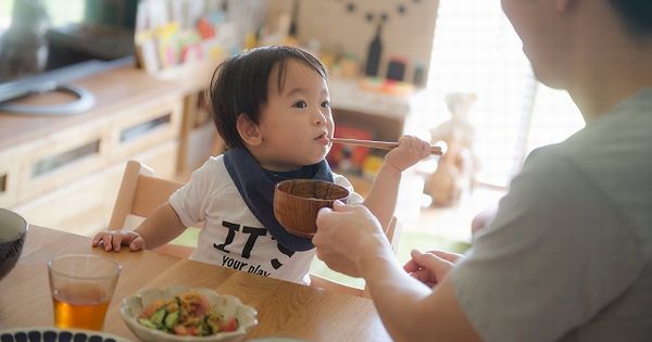 楽しく食事をする子どもの画像