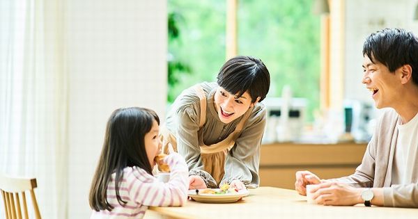 子どもの食事トレーニングをする画像