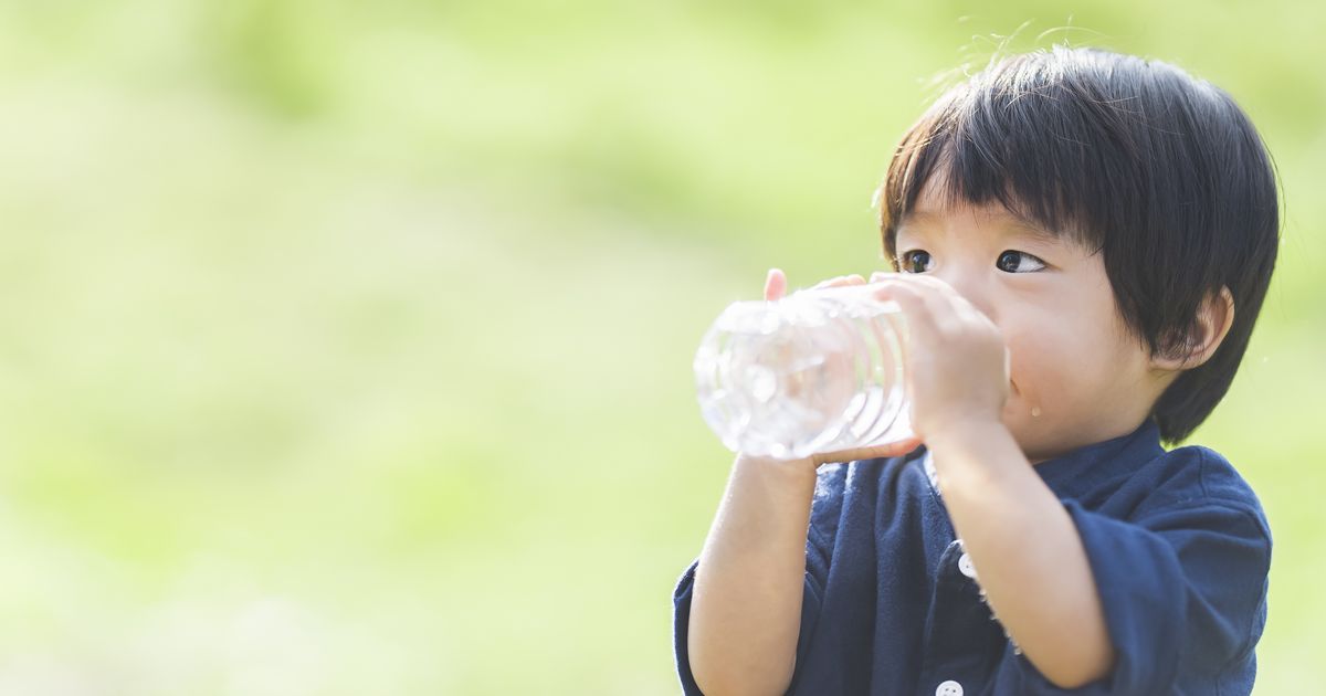 お水を飲む子どもの画像