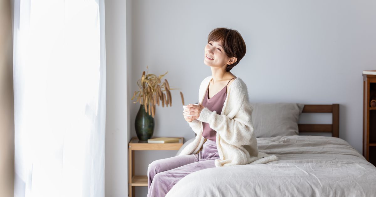 寝起きに水分補給をする女性の画像