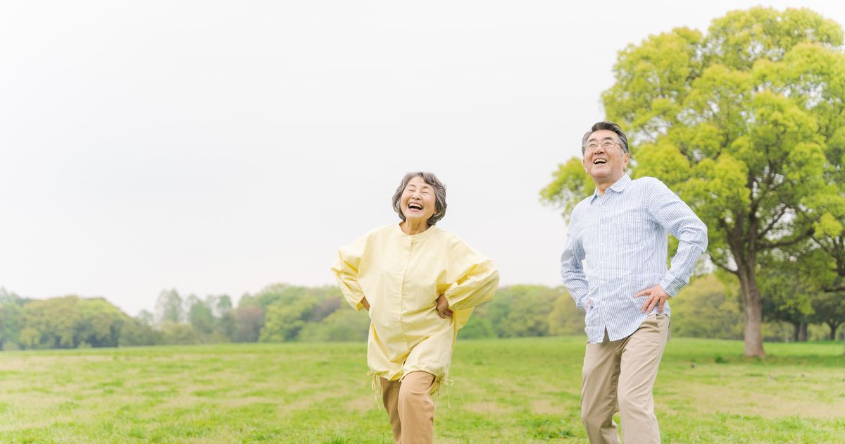 散歩する老夫婦の画像