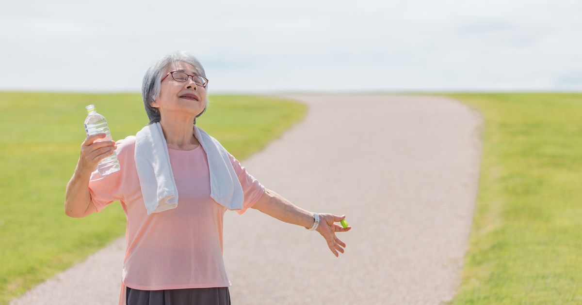 水分補給する女性の画像