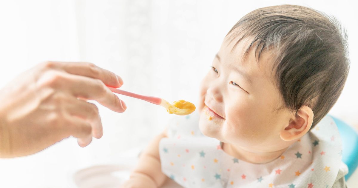 ベビーフードを赤ちゃんに食べさせる画像