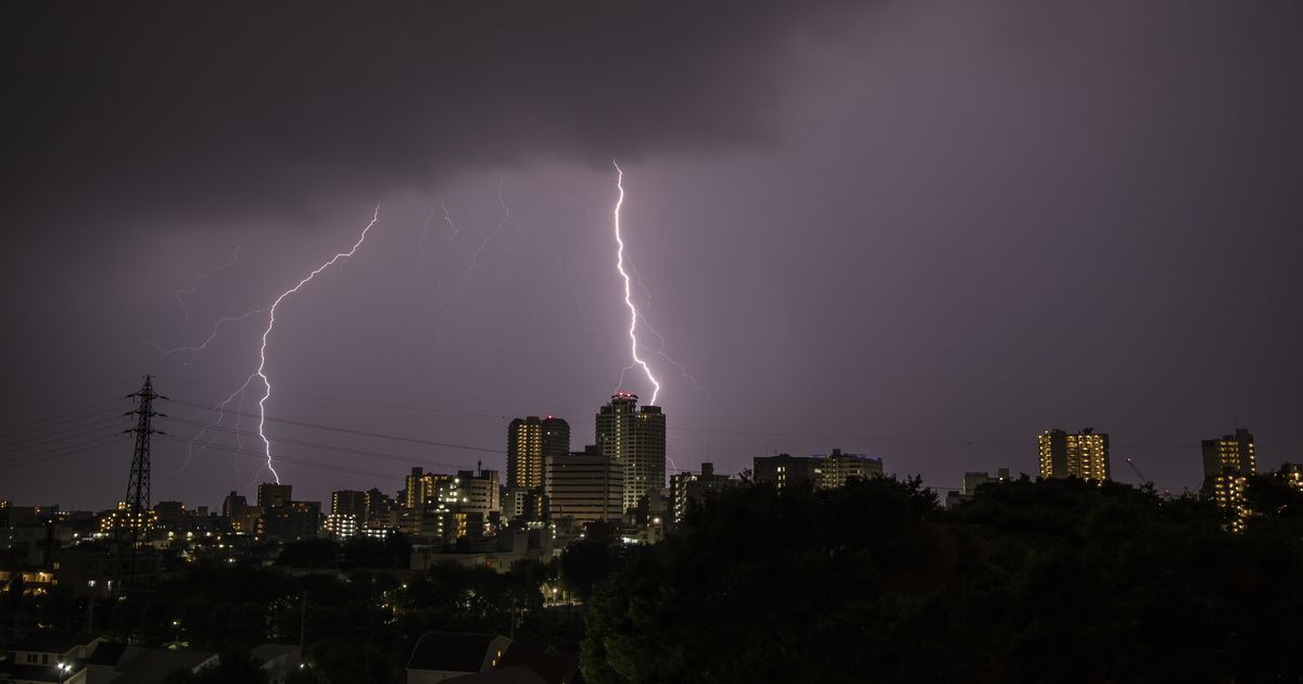 ビルに雷が落ちる画像