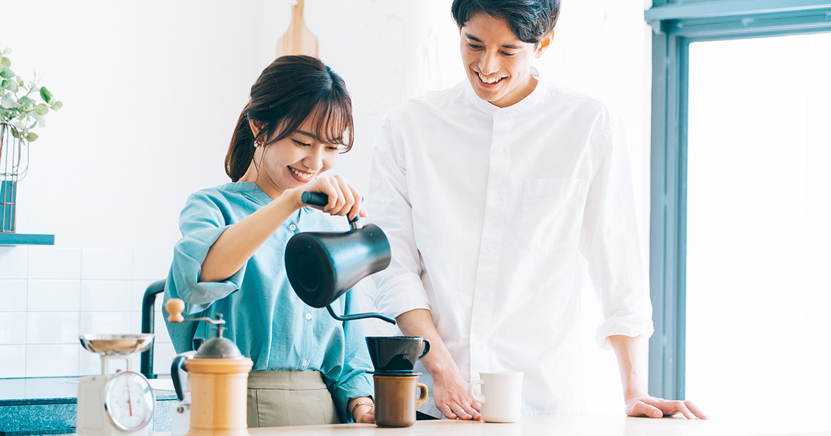 コーヒーを入れている画像
