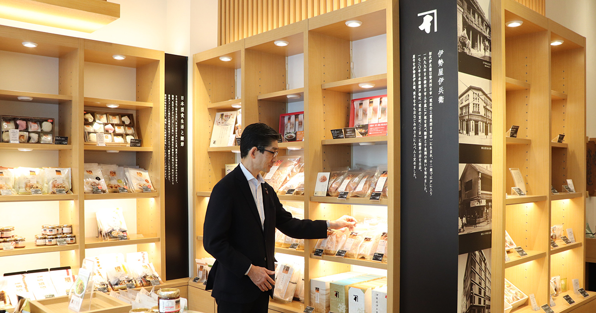 日本橋だし場(NIHONBASHI DASHI BAR)で商品を見る髙津さん