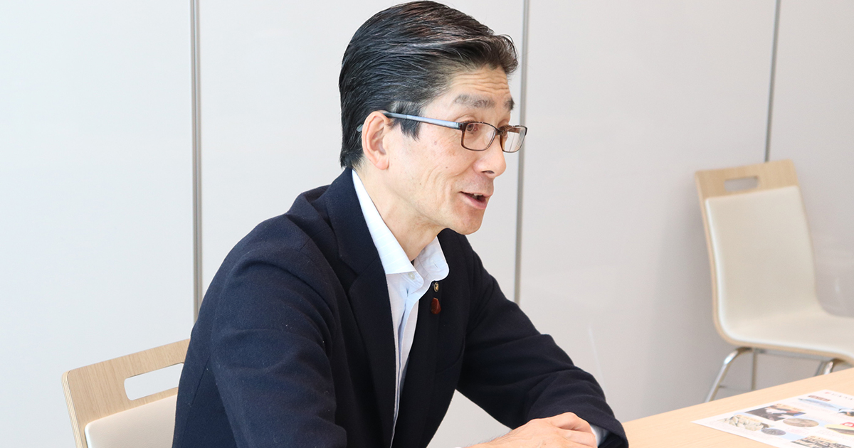 営業所でプレミアムウォーターを使っていることを語る髙津さん