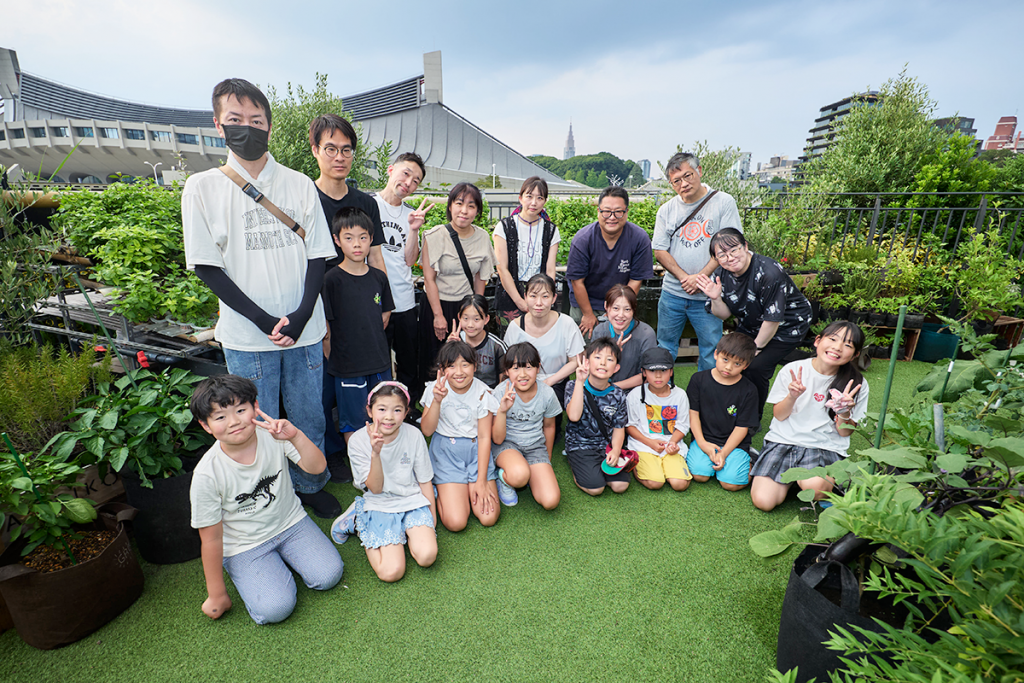 【イベントレポート】循環型屋上ファーム「AGRIKO FARM PW 代々木公園」と プレミアムウォーターが共同開催! ろ過実験でお水がきれいになる仕組みを学ぶ 「親子で体験SDGsイベント第5弾」を8月1日(土)に実施