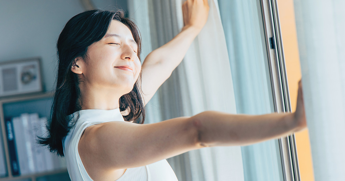 窓辺に立つ女性の画像