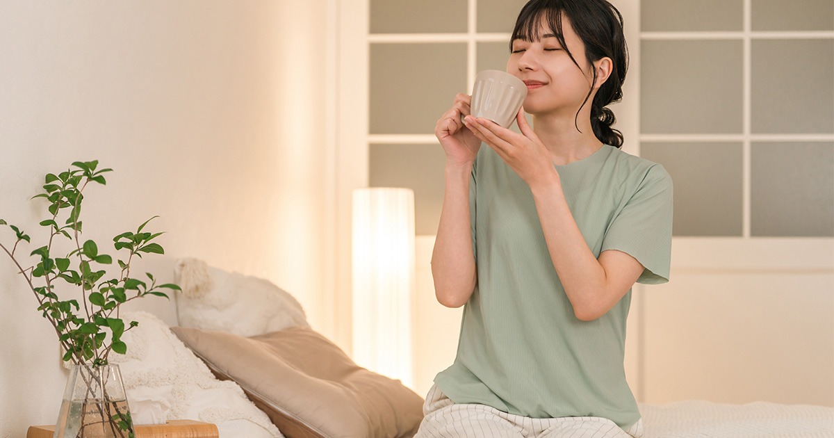 塩白湯を飲む女性の画像