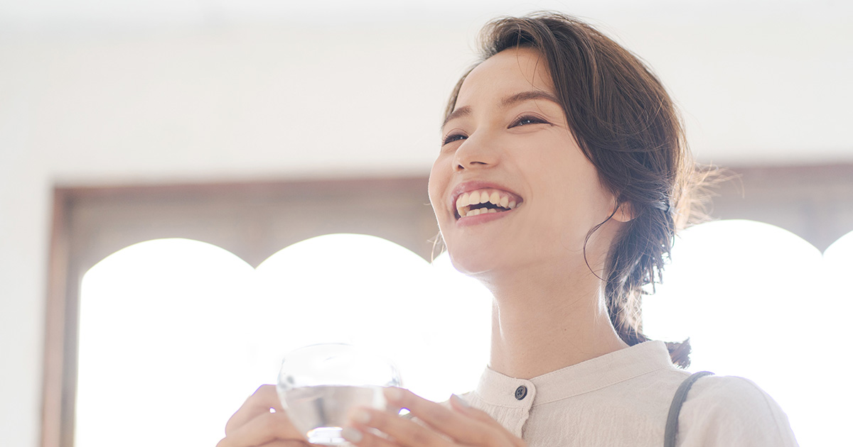 塩白湯を飲む女性の画像