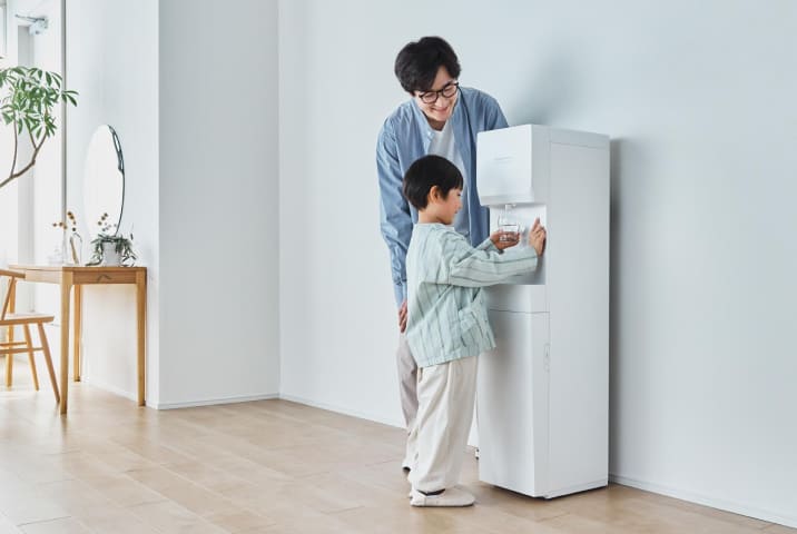 家族でウォーターサーバーを使っている様子